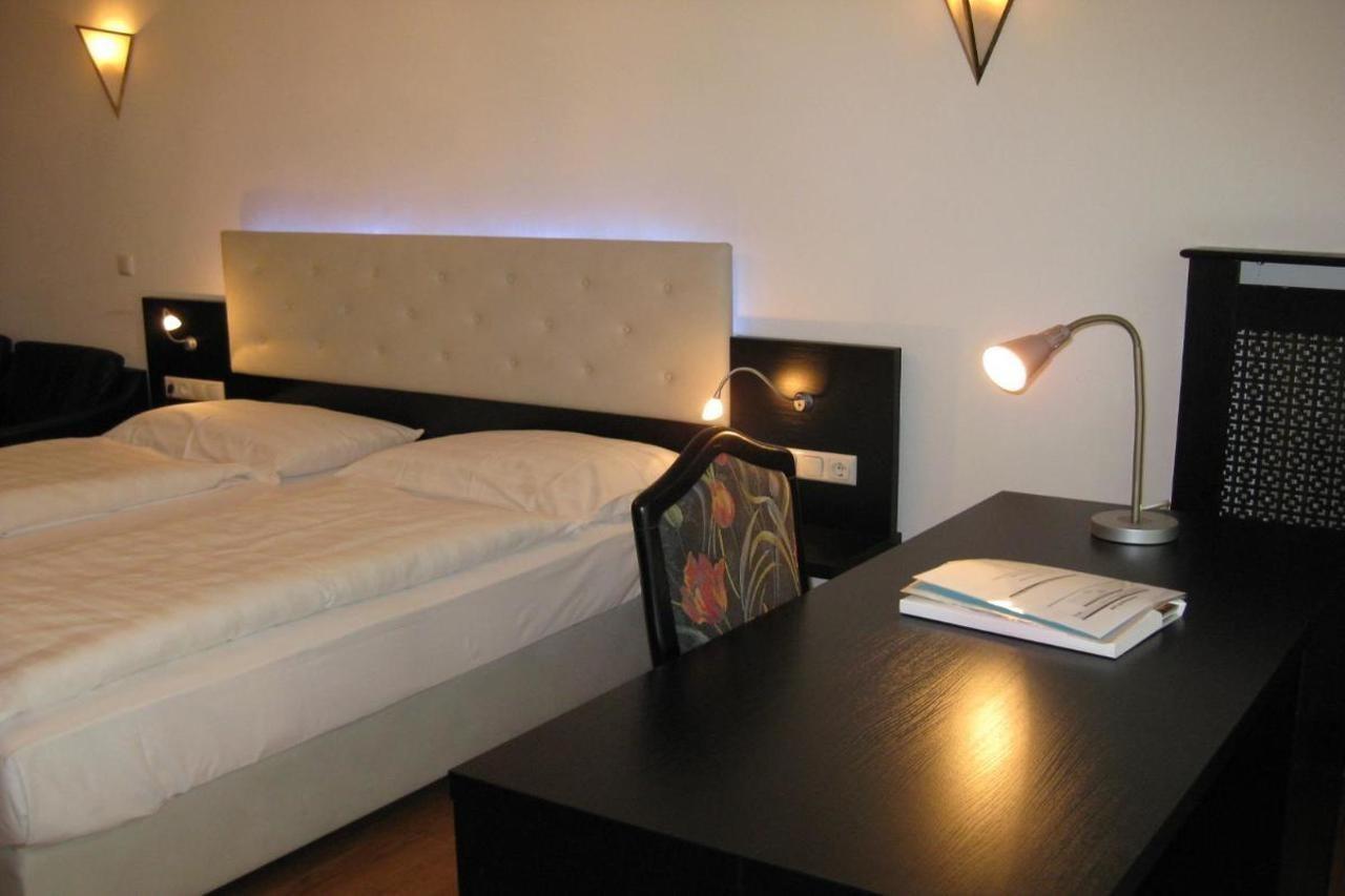 Dom Hotel Linz Bagian luar foto