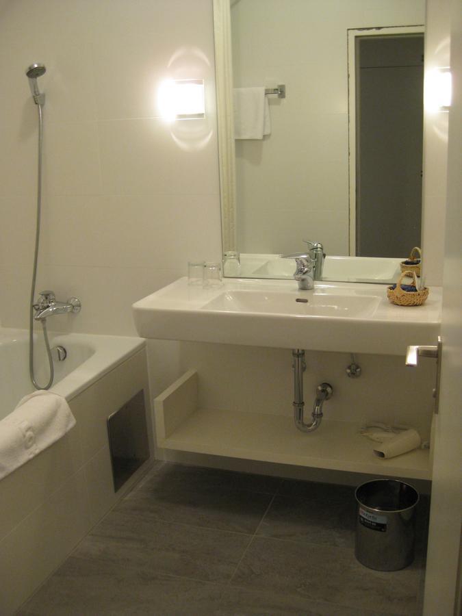 Dom Hotel Linz Bagian luar foto