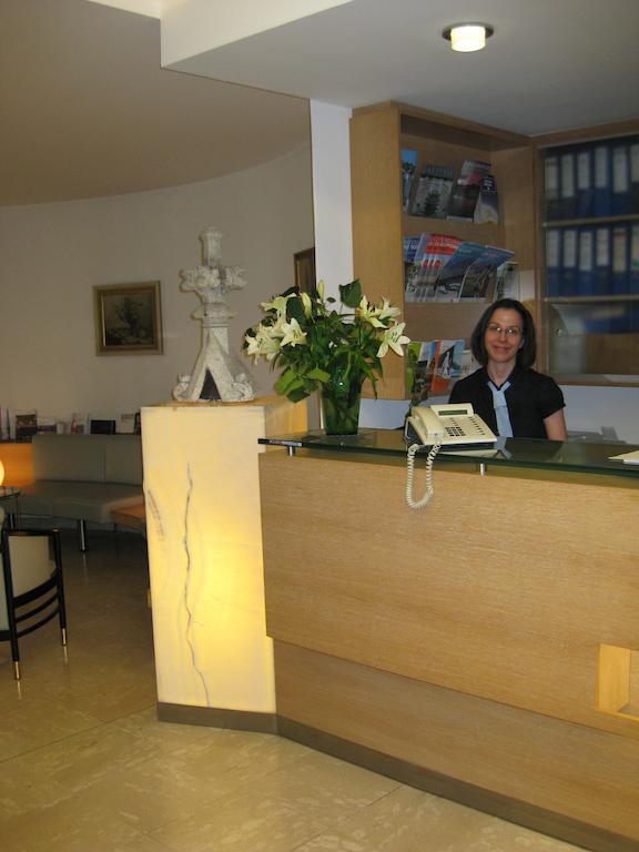 Dom Hotel Linz Bagian luar foto